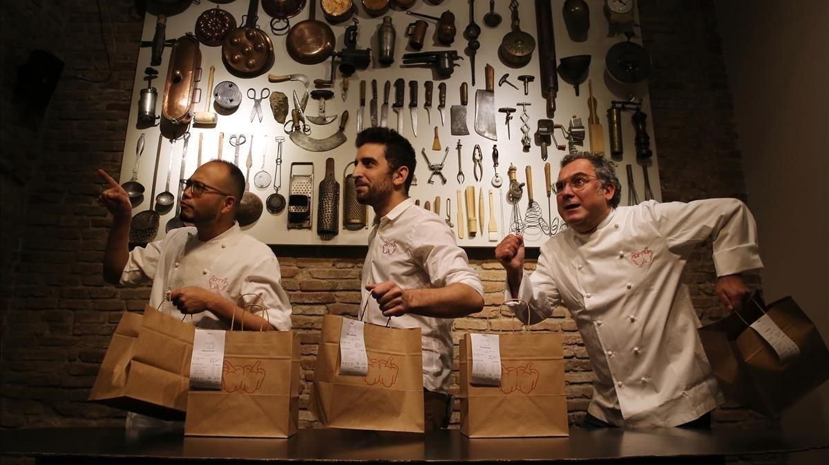 Takeshi Somekawa, Adrià de Pablo y Albert, con el ’delivery’ del restaurante Dos Pebrots. Takeshi Somekawa, Adrià de Pablo y Albert, con el ’delivery’ del restaurante Dos Pebrots.