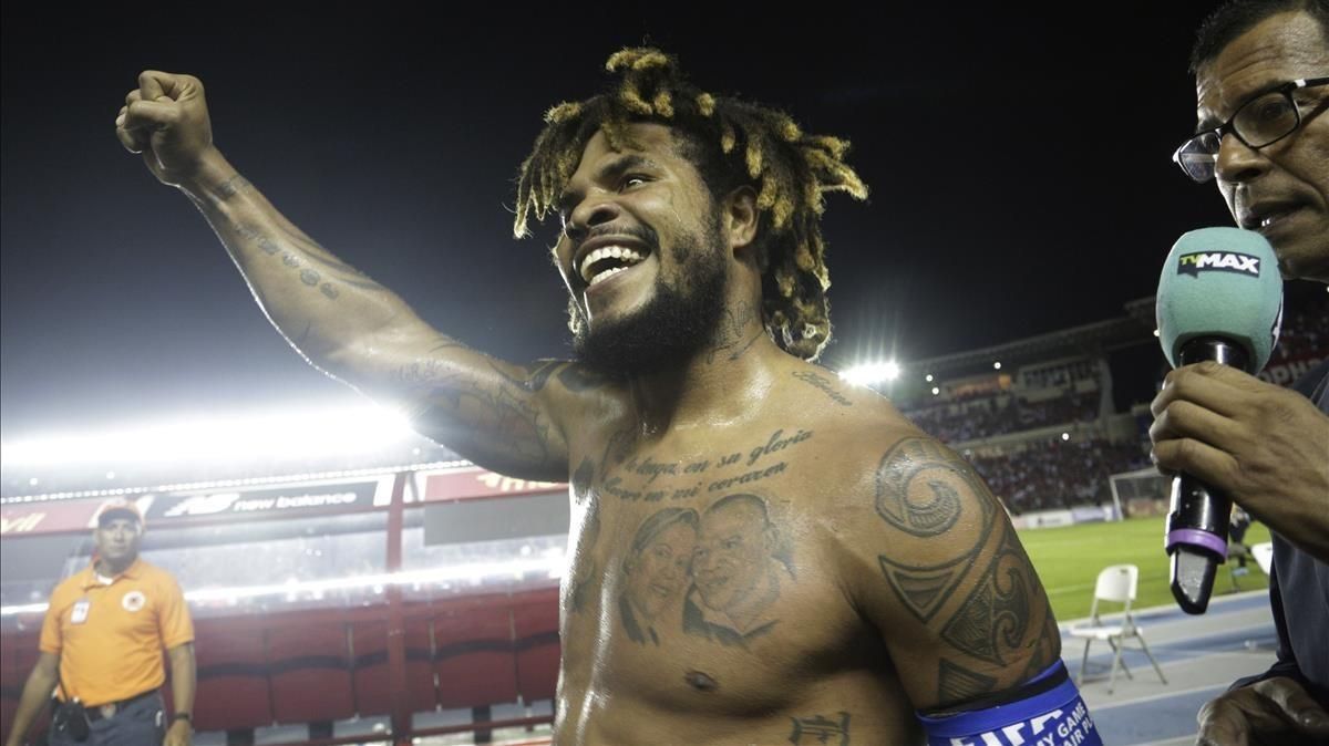 Román Torres celebra la victoria. Román Torres celebra la victoria.