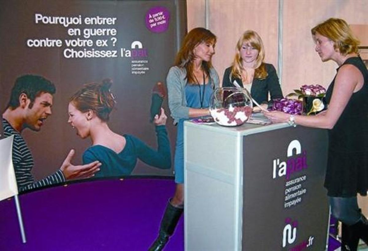 Tres mujeres, en un estand de una firma de seguros para pensiones alimentarias. Tres mujeres, en un estand de una firma de seguros para pensiones alimentarias.