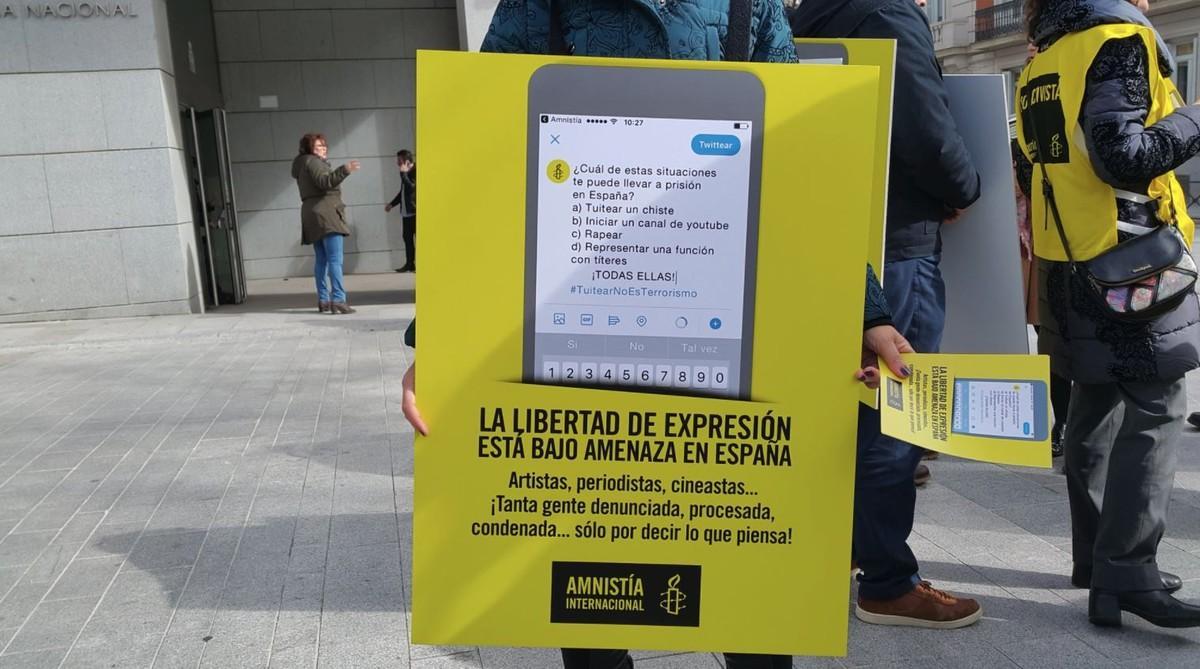 Amnistía Internacional protesta en la Audiencia contra las condenas a raperos y tuiteros
