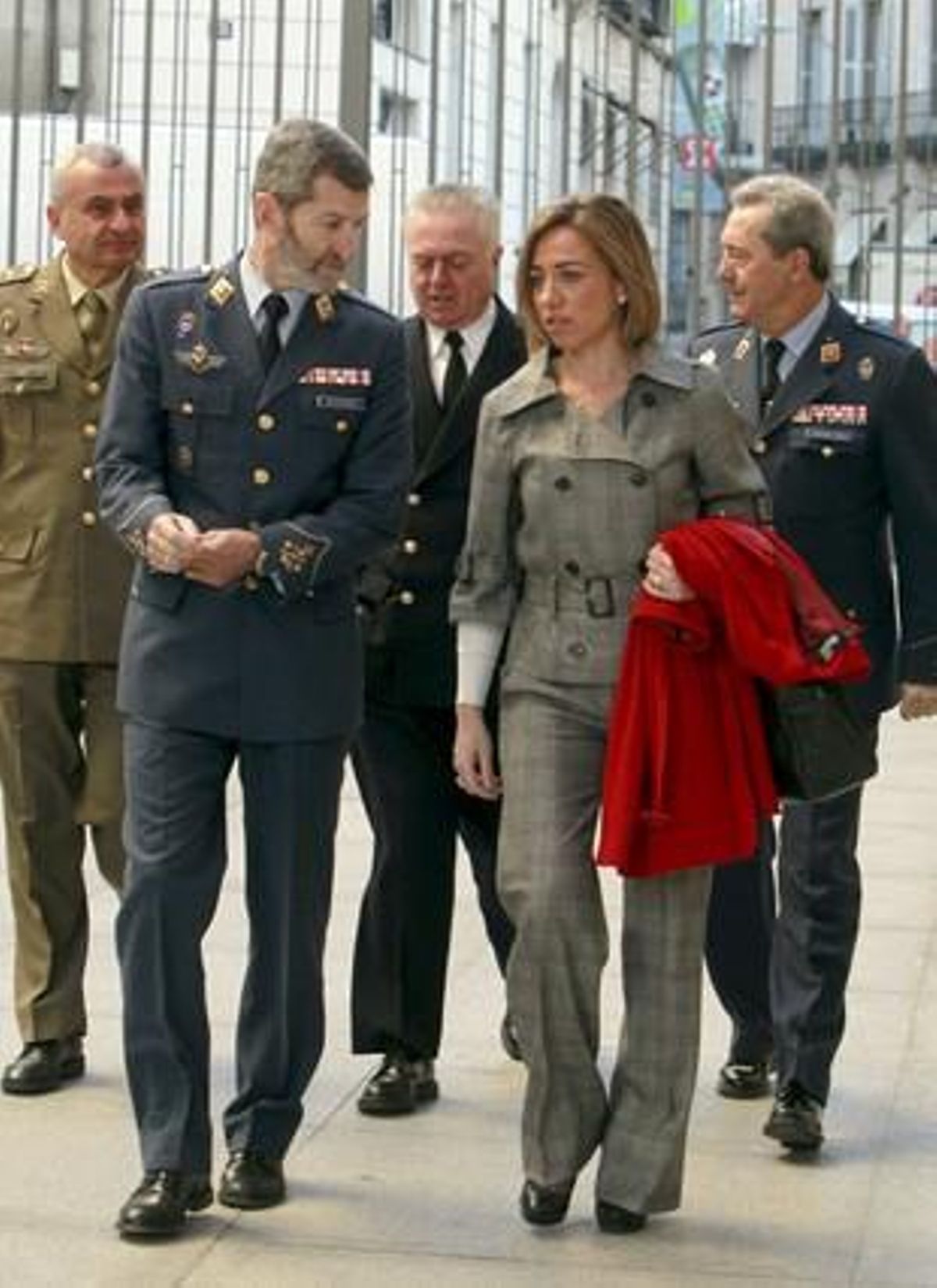 Carme Chacón llega al Congreso con el jefe del Estado Mayor de la Defensa, José Julio Rodríguez, y otros mandos militares. Carme Chacón llega al Congreso con el jefe del Estado Mayor de la Defensa, José Julio Rodríguez, y otros mandos militares.