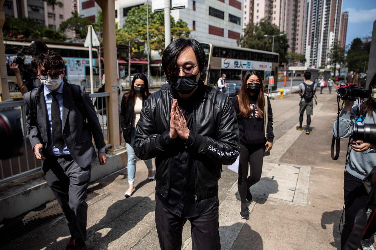 El acrivista Mike Lam a su llegada este domingo a una comisaría de Hong Kong. El acrivista Mike Lam a su llegada este domingo a una comisaría de Hong Kong.