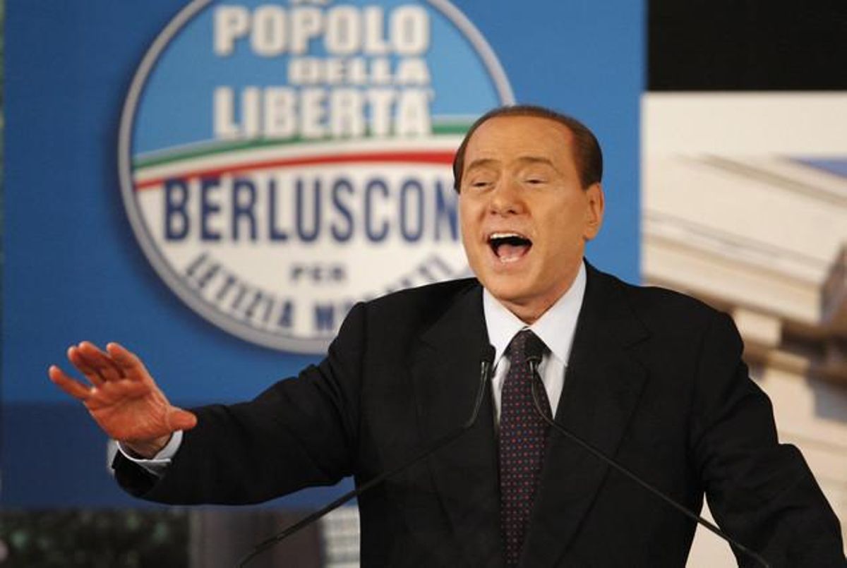 El primer ministro italiano, Silvio Berlusconi, cantaNostalgia de Milán, durante un mitin en Milán. El primer ministro italiano, Silvio Berlusconi, cantaNostalgia de Milán, durante un mitin en Milán.