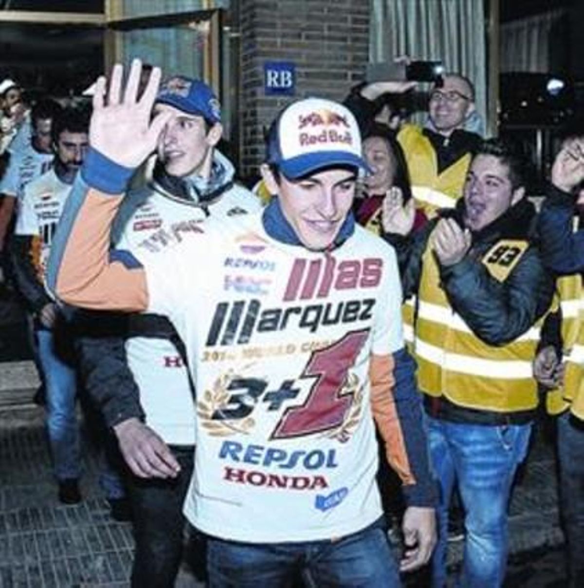 Marc Márquez, delante de su hermano Àlex, en el último homenaje en Cervera. Marc Márquez, delante de su hermano Àlex, en el último homenaje en Cervera.