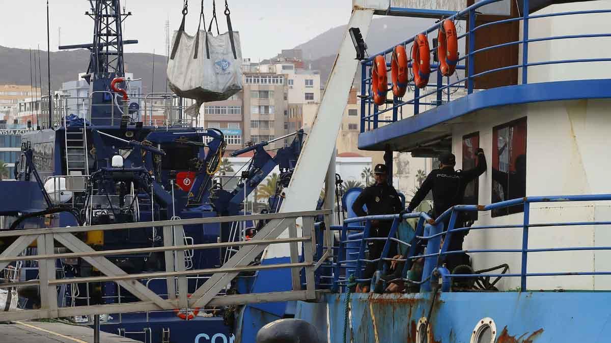 Interceptado un pesquero con 2.900 kilos de coca en Canarias.