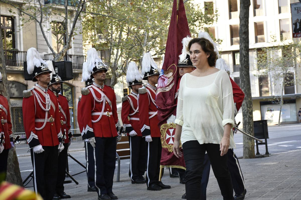 La alcaldesa de Barcelona, Ada Colau, en la ofrenda floral al monumento de Rafael Casanova.