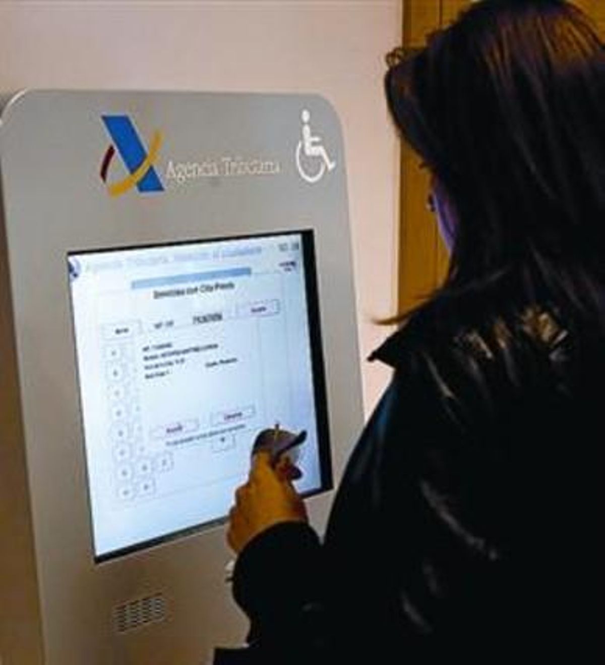 Una mujer contrasta sus datos para la declaración de la renta. Una mujer contrasta sus datos para la declaración de la renta.