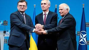 El ministro de Exteriores de Ucrania, Dmytro Kuleba; el secretario general de la OTAN, Jens Stoltenberg, y el jefe de la diplomacia europea, Josep Borrell, este martes en Bruselas.