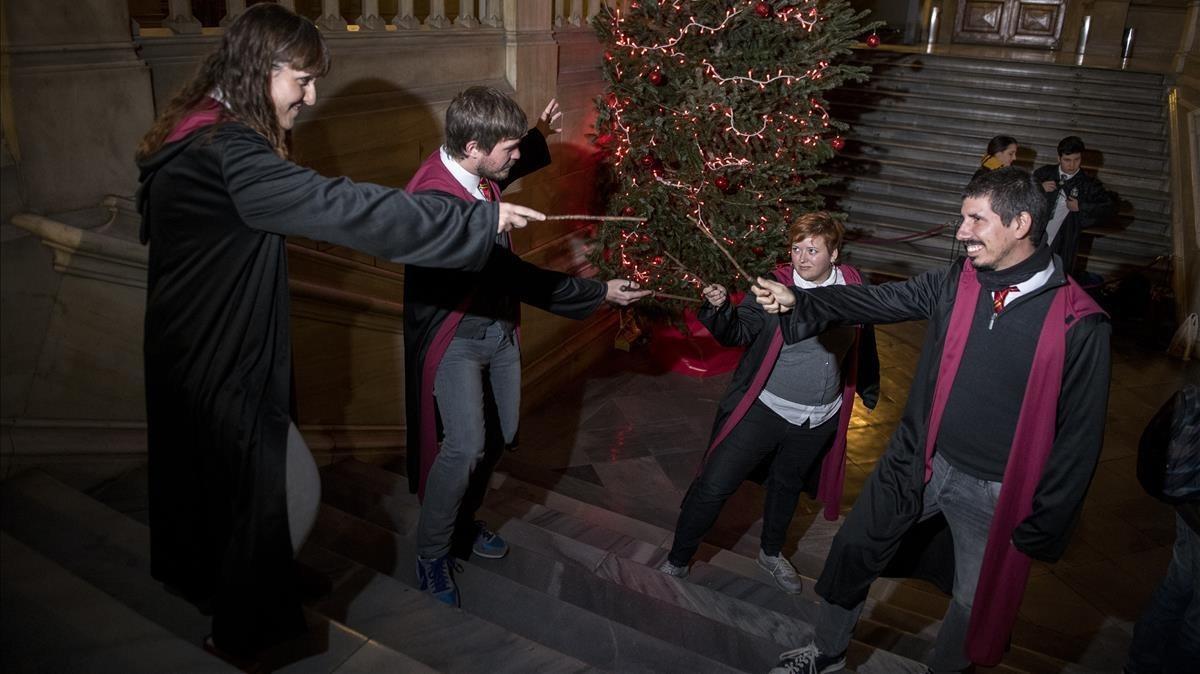Cuatro asistentes con varita a la BCN PotterCon, el sábado, en las escaleras del edificio histórico de la Universidad de Barcelona, reconvertido en el colegio Hogwarts. 