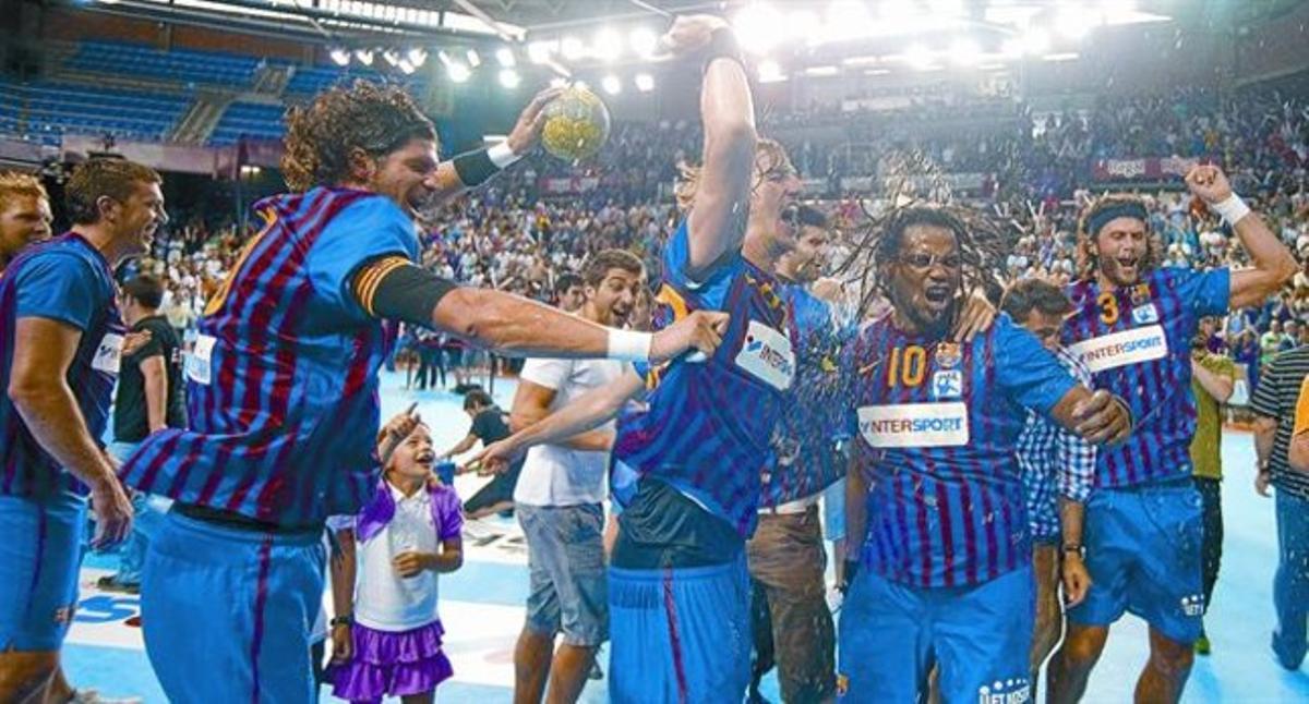 Nagy (con el balón) celebra junto a Rutenka (izquierda), Viran Morros, Sorhaindo y Noddesbo el título de Liga, ayer en el Palau Blaugrana.
