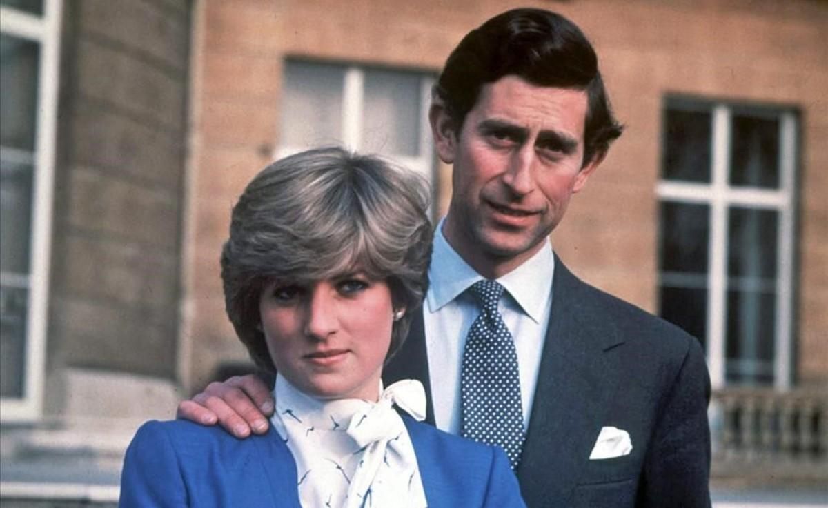 Diana Spencer y Carlos de Inglaterra, el día en que se anunció el compromiso de boda. Primavera de 1981. Diana Spencer y Carlos de Inglaterra, el día en que se anunció el compromiso de boda. Primavera de 1981.