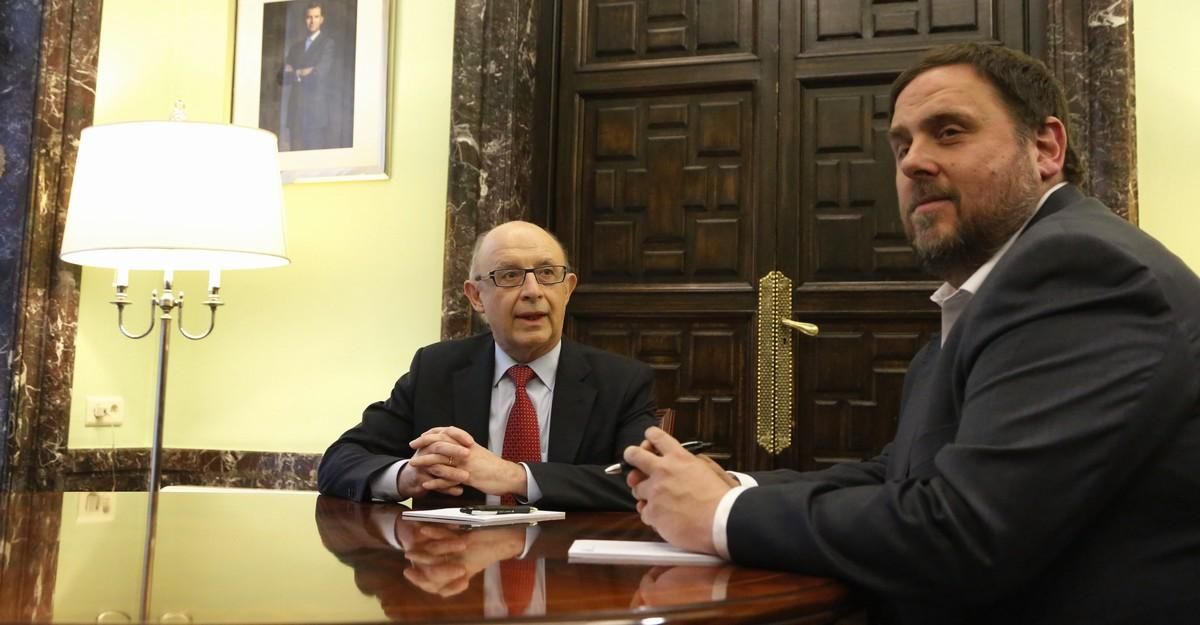 El ministro de Hacienda, Cristóbal Montoro, y el ’conseller de Economia, Oriol Junqueras, en el Ministerio en marzo del 2016. El ministro de Hacienda, Cristóbal Montoro, y el ’conseller de Economia, Oriol Junqueras, en el Ministerio en marzo del 2016.