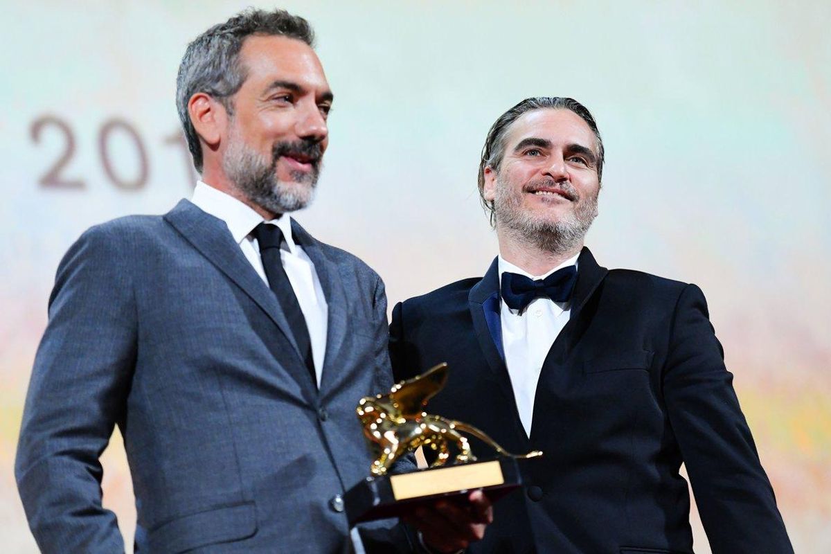 Todd Phillips sujeta el León de Oro junto al actor Joaquin Phoenix. Todd Phillips sujeta el León de Oro junto al actor Joaquin Phoenix.