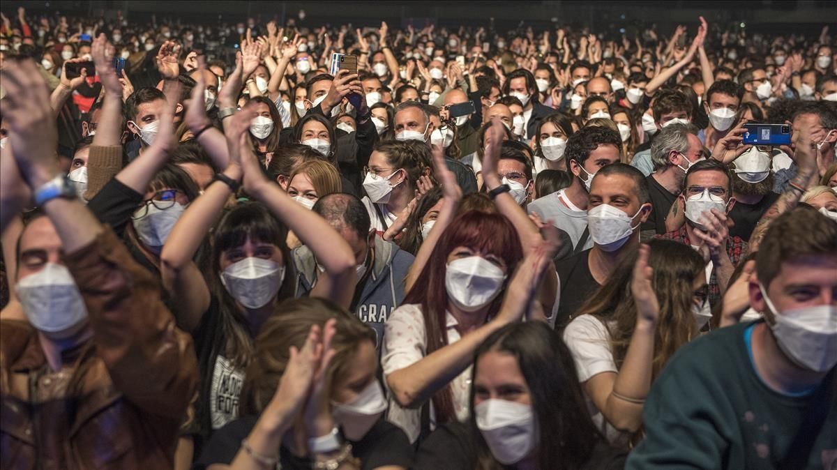 Espectadores durante el concierto multitudinario de Love of Lesbian en el Palau Sant Jordi el pasado mes de marzo. Espectadores durante el concierto multitudinario de Love of Lesbian en el Palau Sant Jordi el pasado mes de marzo.