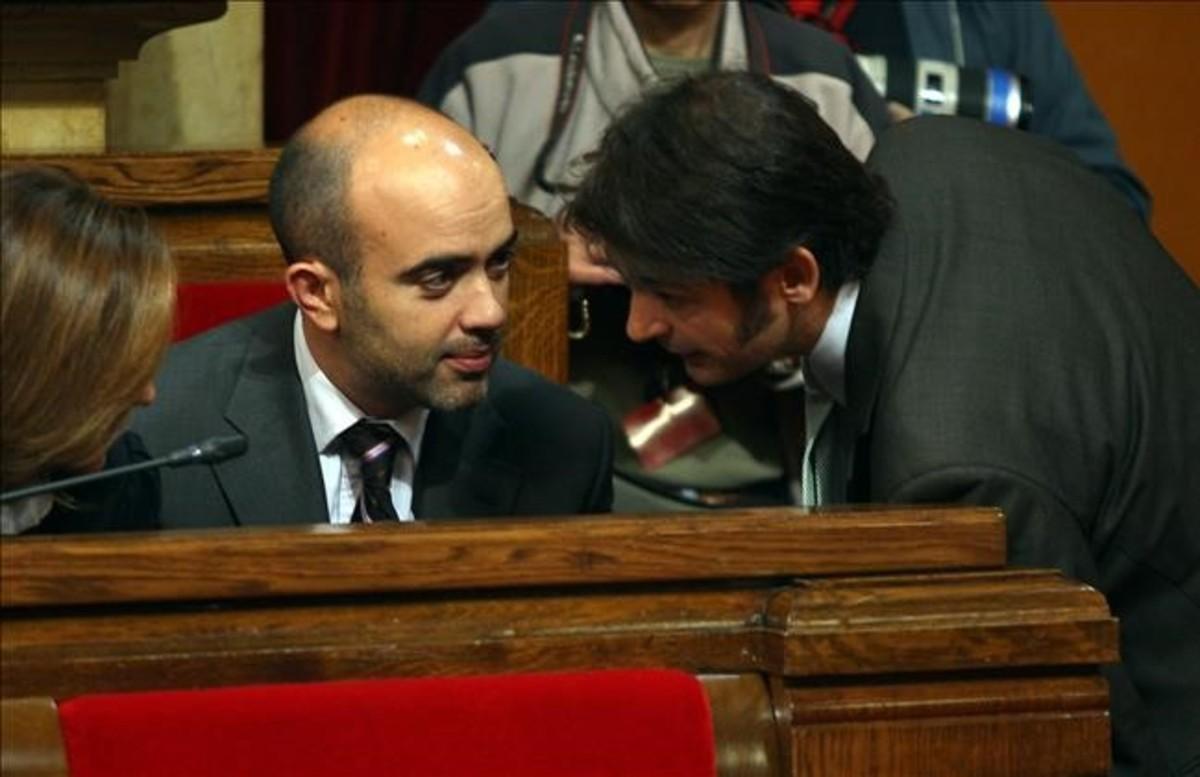 Oriol Pujol habla con los entonces diputados del PP Carina Mejías y Daniel Sirera, en el Parlament, en el 2007.