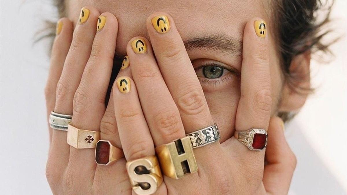 Fotos Los 10 famosos que ya se han sumado a la moda de pintarse las uñas  quieres ver cómo les queda  Mujer Hoy