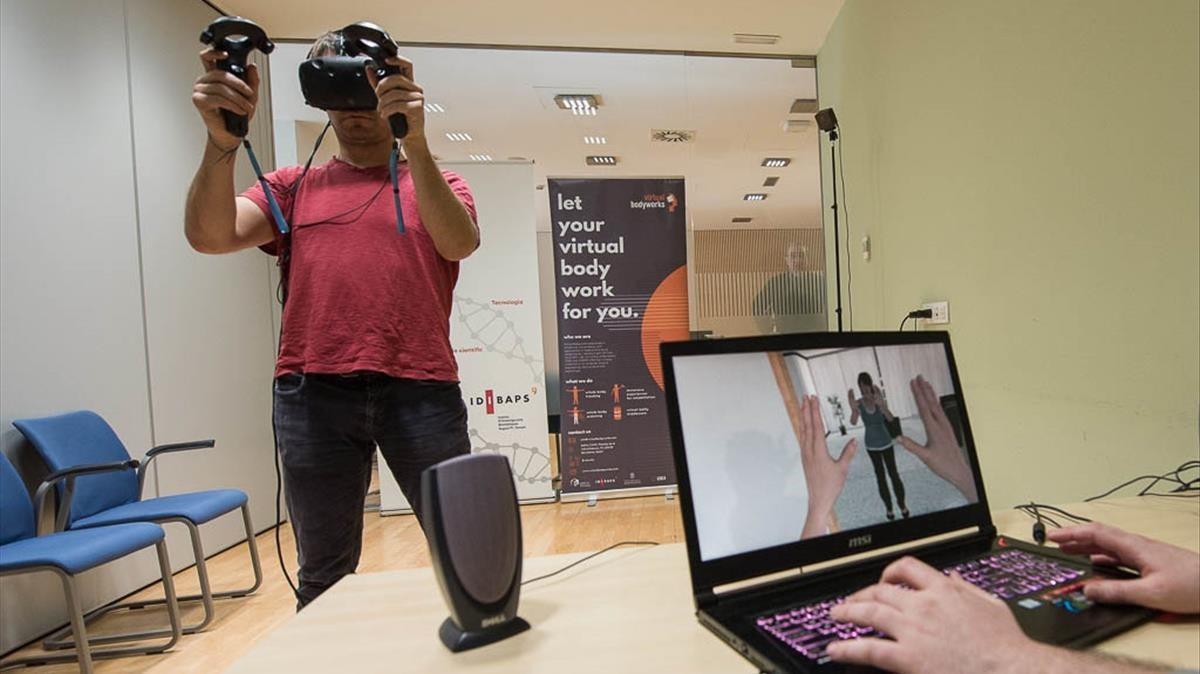 Un hombre se percibe en el Clínic como una mujer, en una prueba de realidad virtual.