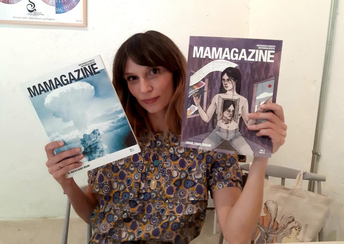 Victoria Gabaldón, en Madrid, mostrando los dos primeros números de la revista que dirige, ’Mamagazine’.