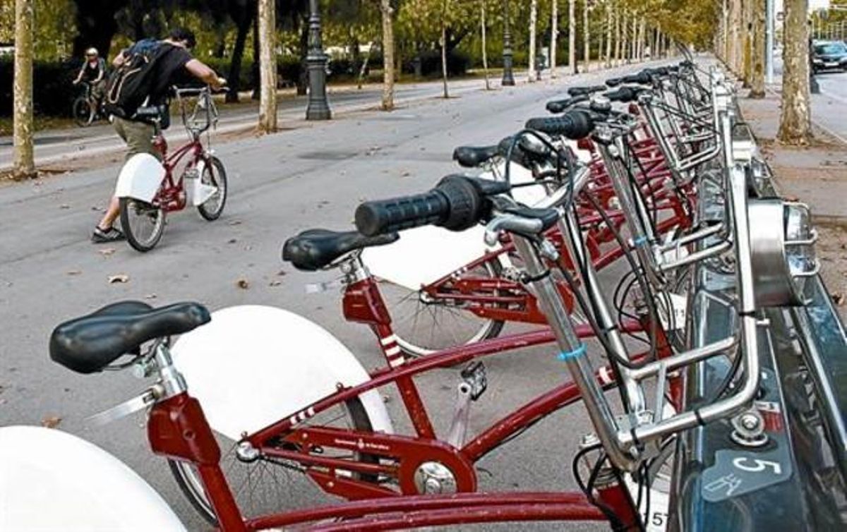 Un usuario del Bicing inicia la marcha tras coger una bicicleta, en una de las estaciones del servicio instalada en la avenida de la Diagonal. Un usuario del Bicing inicia la marcha tras coger una bicicleta, en una de las estaciones del servicio instalada en la avenida de la Diagonal.