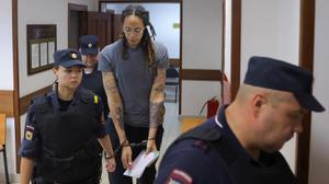 La jugadora de baloncesto estadounidense Brittney Griner es escoltada tras escuchar la condena a nueve años de cárcel por posesión y contrabando de drogas.