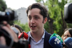 Francisco Nicolás Gómez Iglesias, el Pequeño Nicolás, acusado de liderar una trama policial para conseguir datos reservados que luego usaba para hacerse pasar por miembro del Gobierno, en la causa en la que la Fiscalía pide la mayor pena que ha solicitado para él: 9 años y 9 meses de cárcel, a su llegada al juicio celebrado este lunes en la Audiencia de Madrid. EFE/Javier Lizón