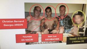 Los tres líderes de la red junto a una víctima en una imagen recuperada por los Mossos. 