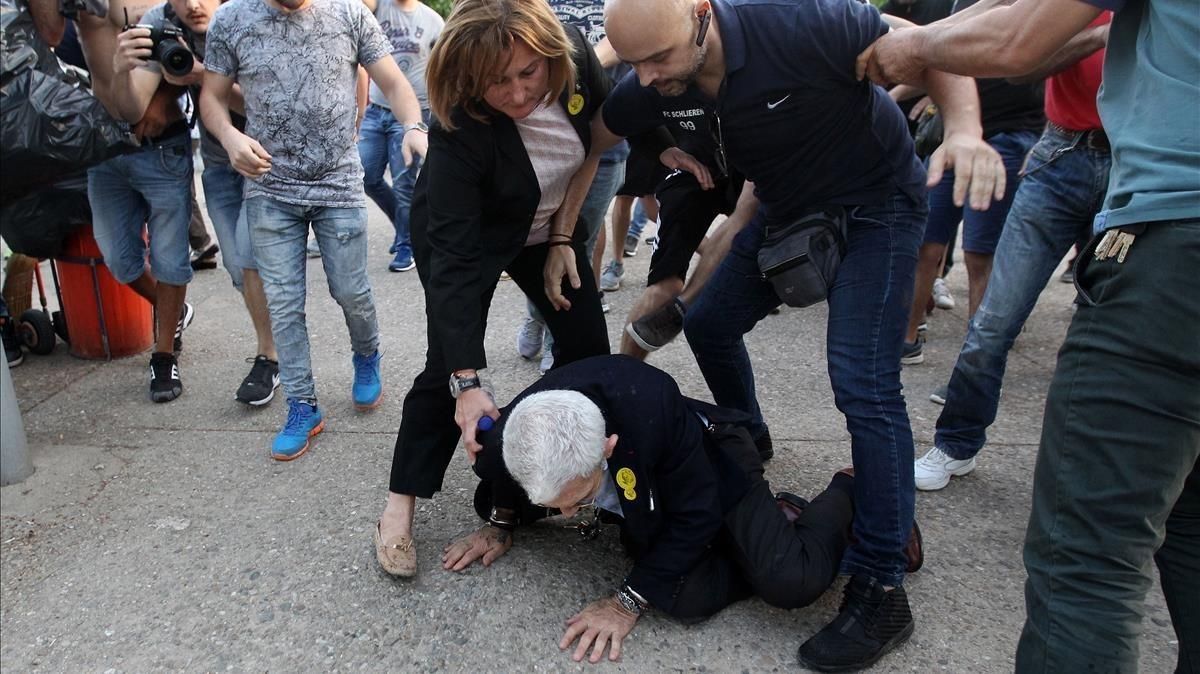 Butaris, en el suelo, tras ser agredido. Butaris, en el suelo, tras ser agredido.