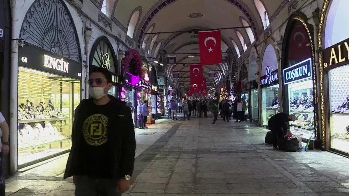 El Gran Bazar de Estambul, un histórico complejo comercial de 560 años de antigüedad, abrió este lunes sus puertas tras más de dos meses de cierre forzoso por la pandemia del coronavirus, con la esperanza de que pronto vuelvan los turistas, su principal fuente de ingresos.