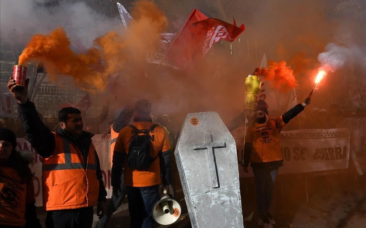 Manifestación de trabajadores de Alcoa de Avilés y A Coruña ante el Ministerio de Industria por el conflicto laboral que afrontan. Manifestación de trabajadores de Alcoa de Avilés y A Coruña ante el Ministerio de Industria por el conflicto laboral que afrontan.