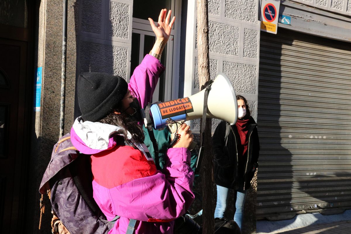 Miembro del Sindicato de Inquilinos llamando a la movilización para frenar el desahucio Miembro del Sindicato de Inquilinos llamando a la movilización para frenar el desahucio