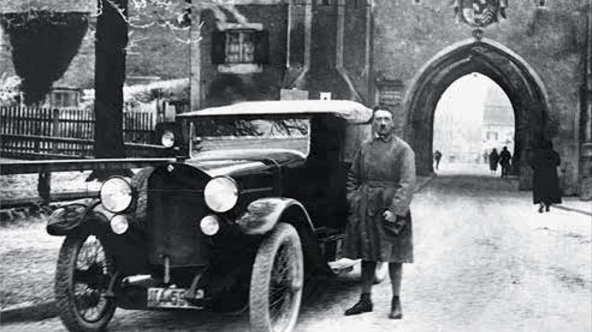 Hitler, recién salido de la prisión de Landberg, el 20 de diciembre de 1924. 