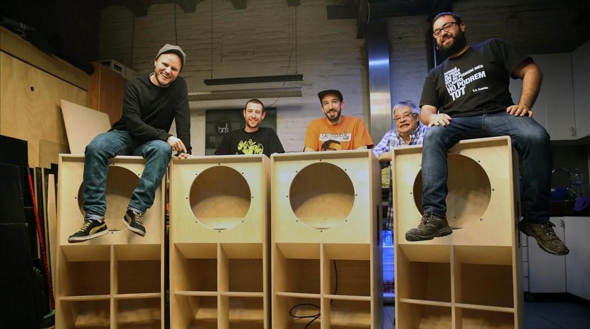 Pablo, Uri, Rodrigo, Orson y Tòbal, con las cajas de los altavoces de subgraves del ’sound system’ de Rebelmadiaq.