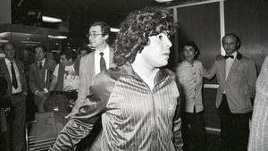 Diego Armando Maradona, en el aeropuerto de Barcelona, rumbo a Argentina, en noviembre de 1983.