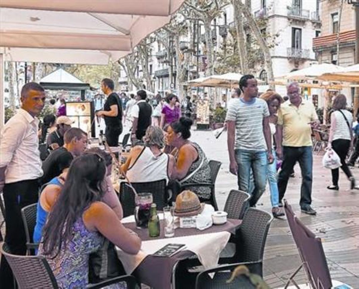 Ambiente en la Rambla, donde los turistas llenan sus terrazas. Ambiente en la Rambla, donde los turistas llenan sus terrazas.