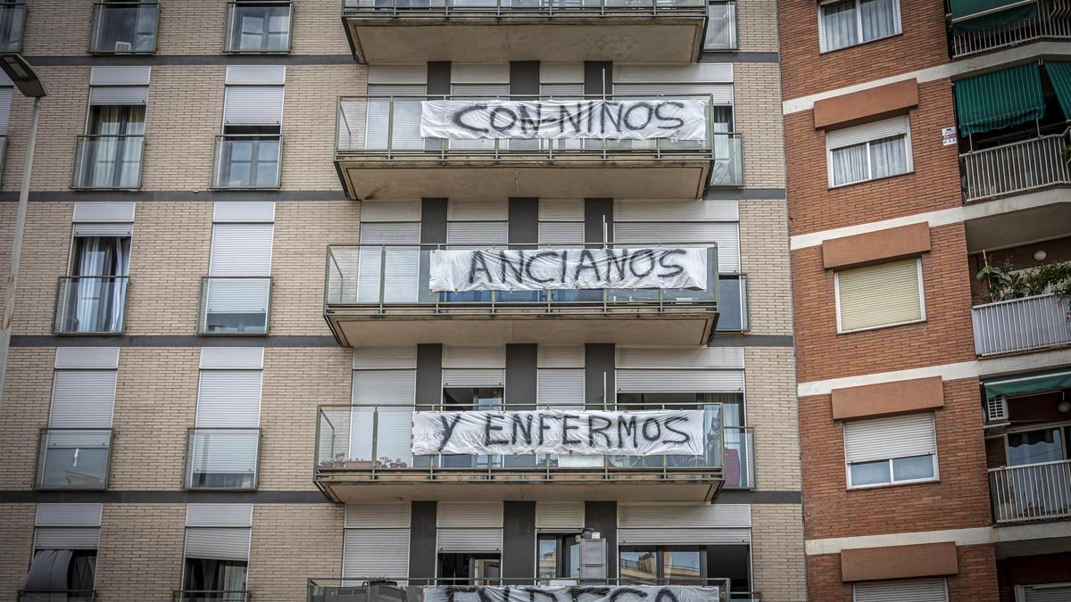Activistas por la pobreza energética llevan al Parlament los cortes de luz realizados por los Mossos
