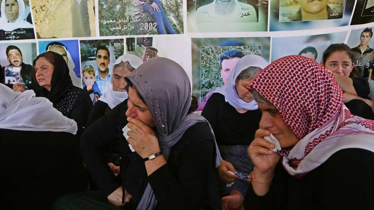 Comunidad yazidí en Irak llora en un funeral.