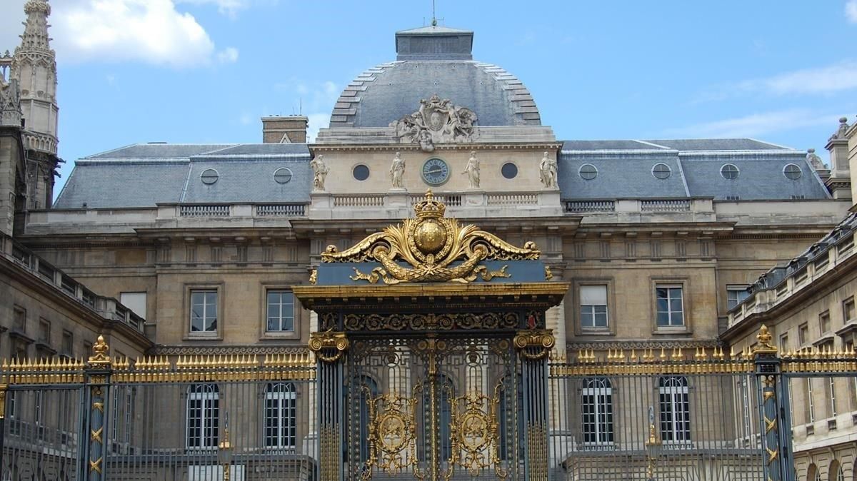 Una jove musulmana, rapada per la seva família per enamorar-se d'un cristià a França Una jove musulmana, rapada per la seva família per enamorar-se d'un cristià a França