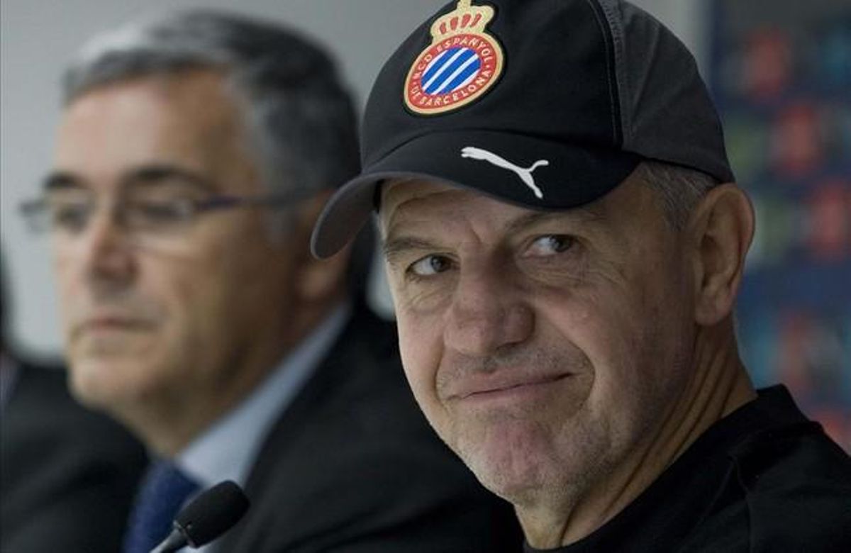 Javier Aguirre (en primer término), con el presidente del Espanyol, Joan Collet, anuncia su marcha del club blanquiazul. Javier Aguirre (en primer término), con el presidente del Espanyol, Joan Collet, anuncia su marcha del club blanquiazul.