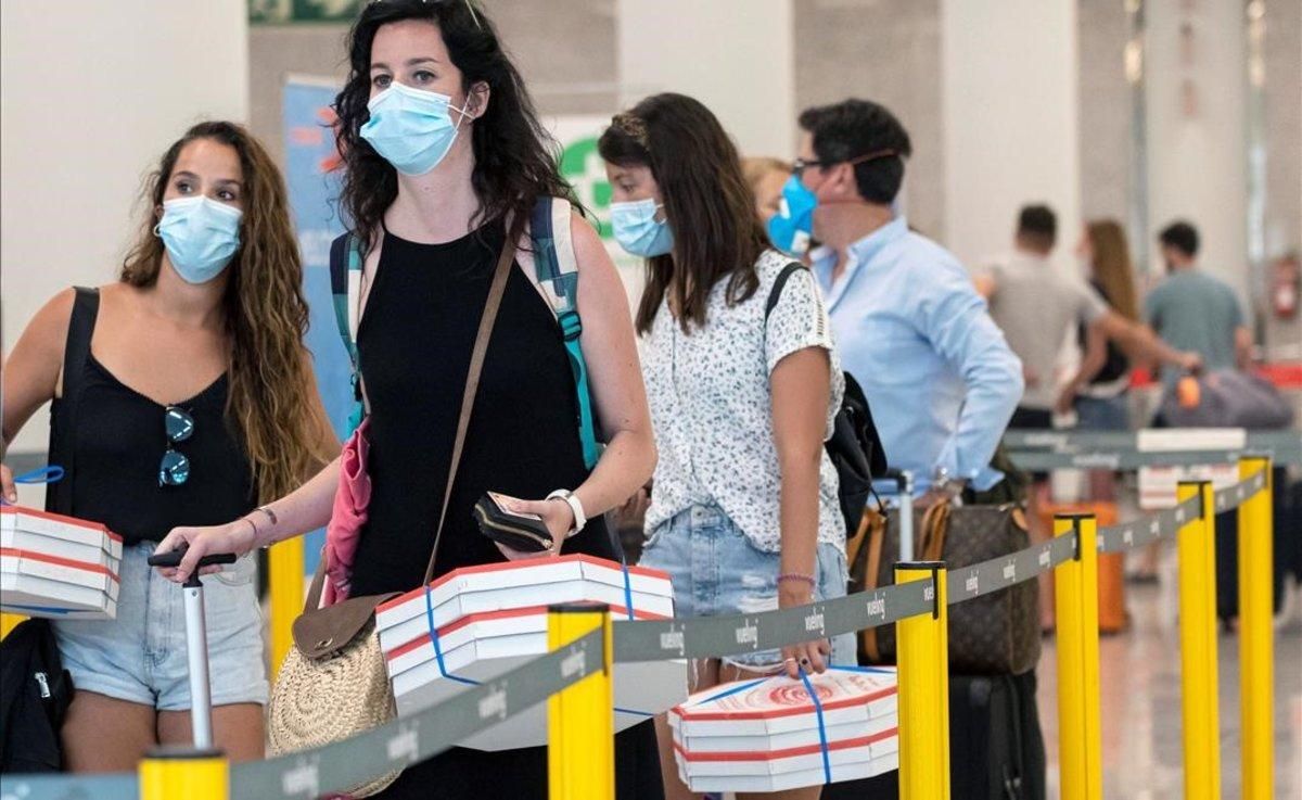 Pasajeros en el interior del aeropuerto de Palma de Mallorca, este domingo. Pasajeros en el interior del aeropuerto de Palma de Mallorca, este domingo.
