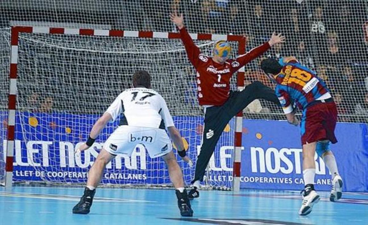 Iker Romero dispara sobre la portería del Kiel, defendida por Omeyer, en el partido de ayer en el Palau Blaugrana. Iker Romero dispara sobre la portería del Kiel, defendida por Omeyer, en el partido de ayer en el Palau Blaugrana.