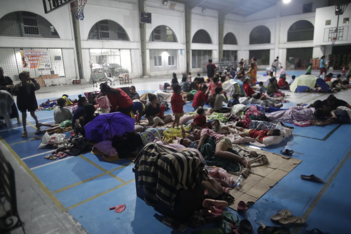 Familias con niños se refugian del supertifón ’Noru’ en Filipinas. Familias con niños se refugian del supertifón ’Noru’ en Filipinas.