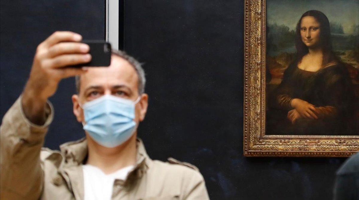 Un visitante se hace un selfi ante la Gioconda en el Louvre, inusualmente despoblado, la semana pasada.