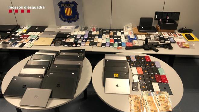 Els Mossos d’Esquadra desmantellen un grup criminal que feia estafes bancàries, falsificava targetes de crèdit i venia articles robats