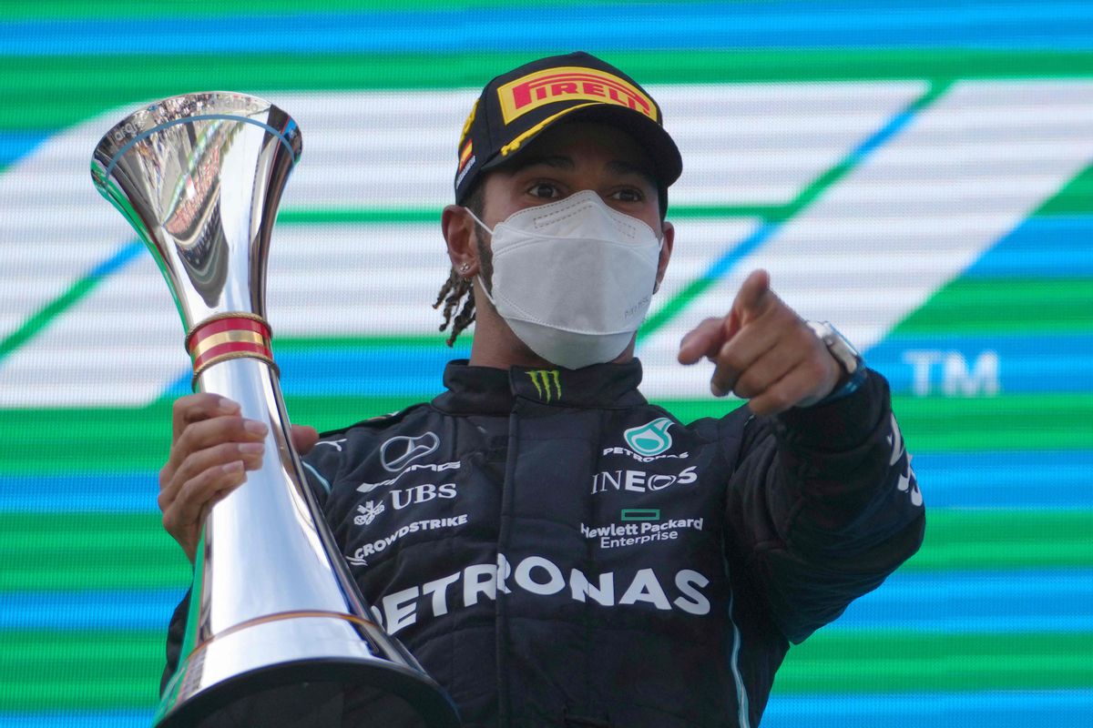 Hamilton saluda desde el podio tras su victorias en el GP de España Hamilton saluda desde el podio tras su victorias en el GP de España
