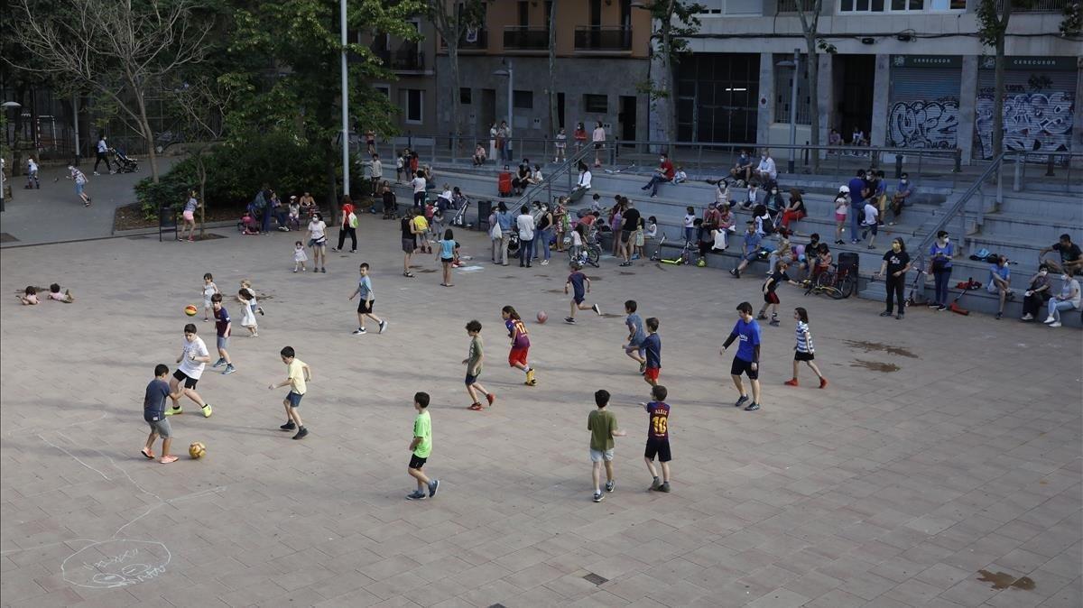 Unos niños juegan en el patio del centro cívico La Sedeta, de Barcelona.