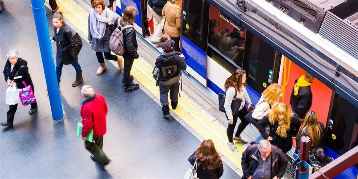 Viajeros de Metro de Madrid. Viajeros de Metro de Madrid.