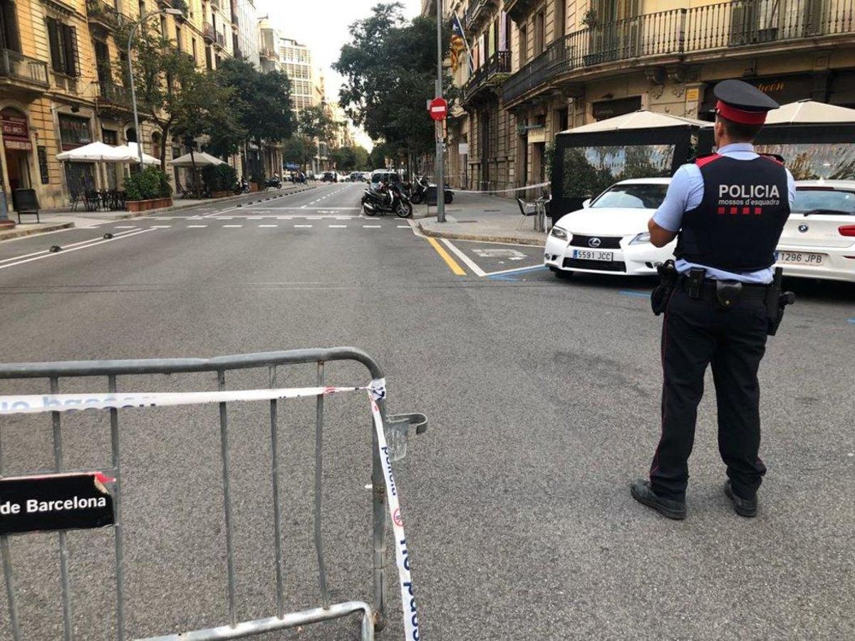 La calle de Diputació, cortada por la colocación de un paquete sospechoso. La calle de Diputació, cortada por la colocación de un paquete sospechoso.