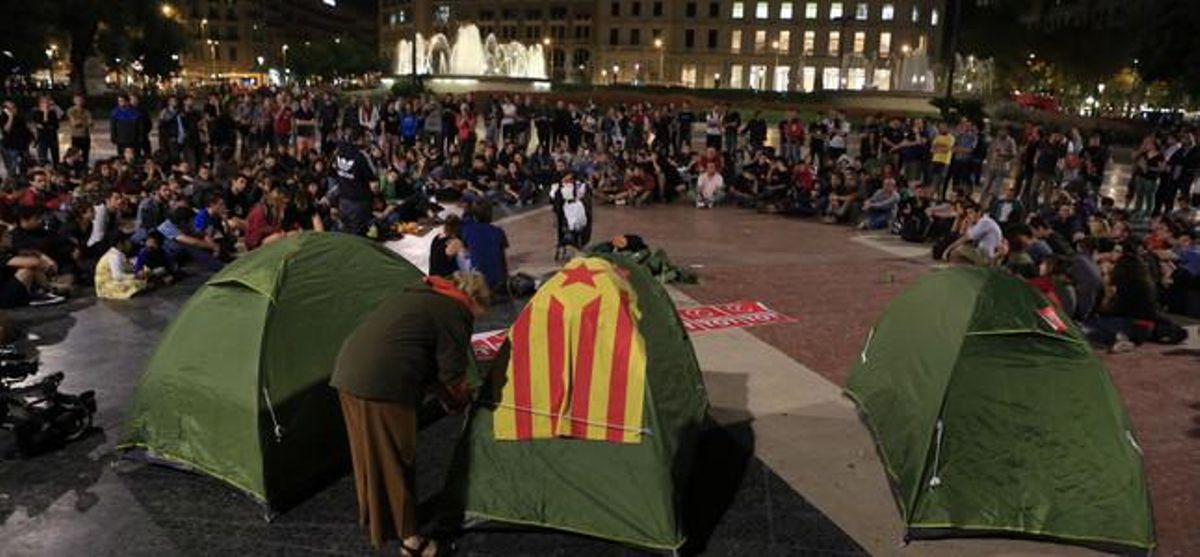 Asamblea y acampada en la plaza Catalunya de Barcelona en apoyo a la consulta del 9-N. Asamblea y acampada en la plaza Catalunya de Barcelona en apoyo a la consulta del 9-N.
