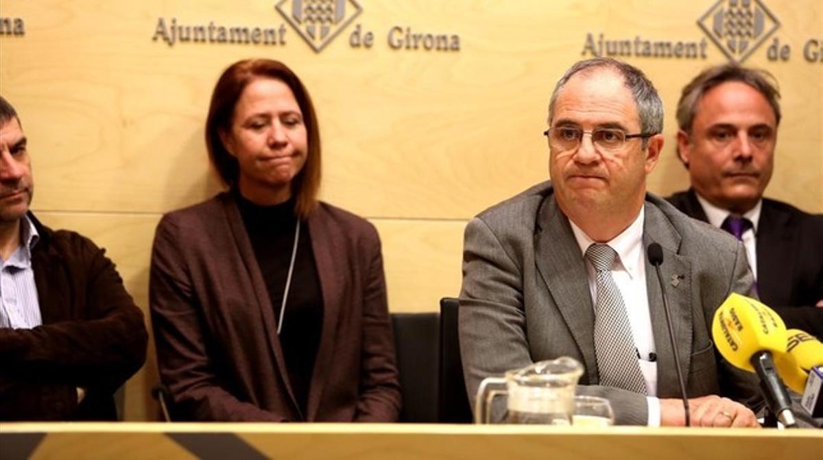 Albert Ballesta, dimitido alcalde de Girona, y Marta Madrenas, que lo sustituirá en el cargo, en la rueda de prensa que ha ofrecido el primero este martes.