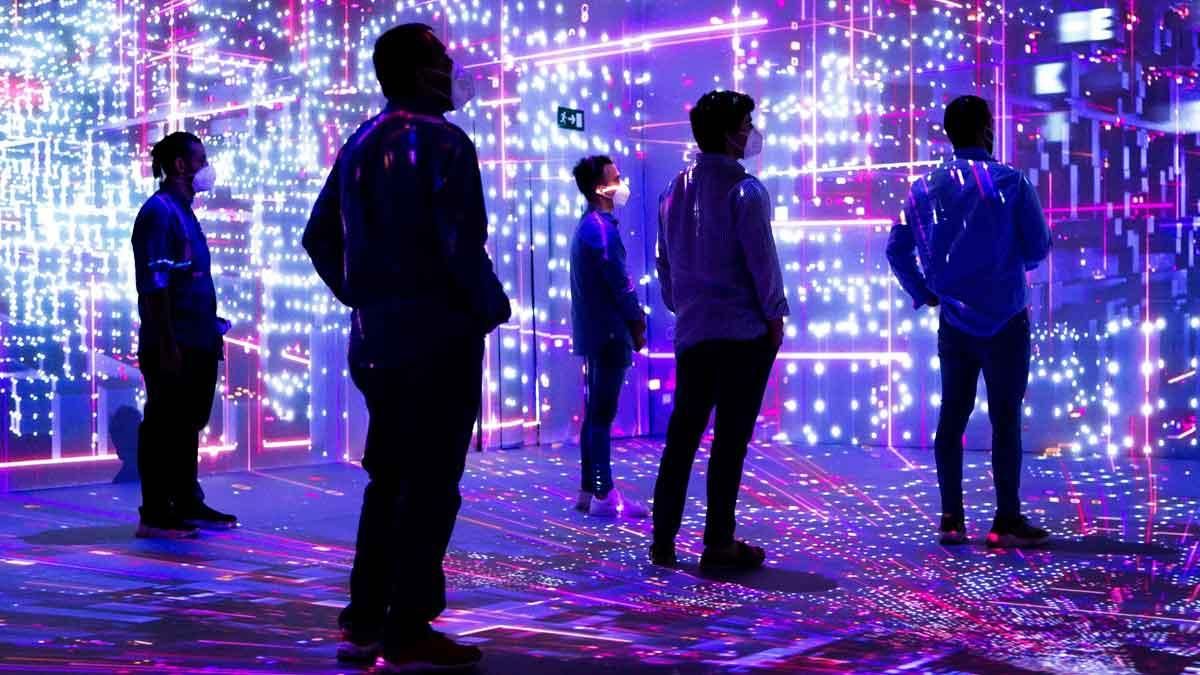 Varios visitantes en el espacio Cloud City del Mobile World Congress, durante al tercera jornada de la feria. Varios visitantes en el espacio Cloud City del Mobile World Congress, durante al tercera jornada de la feria.